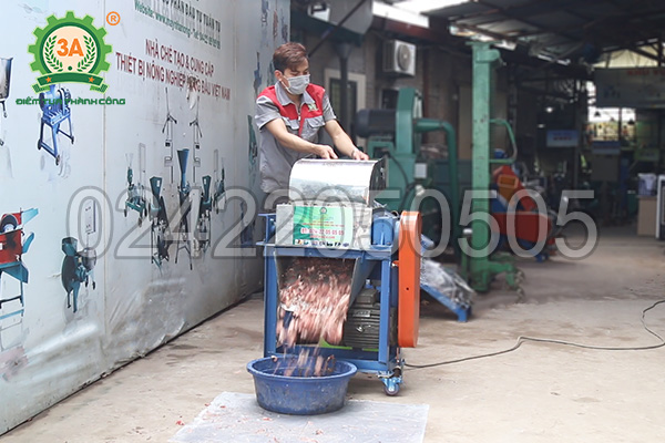Máy cắt cá 3A4Kw giúp chế biến thức ăn cho cá dễ dàng