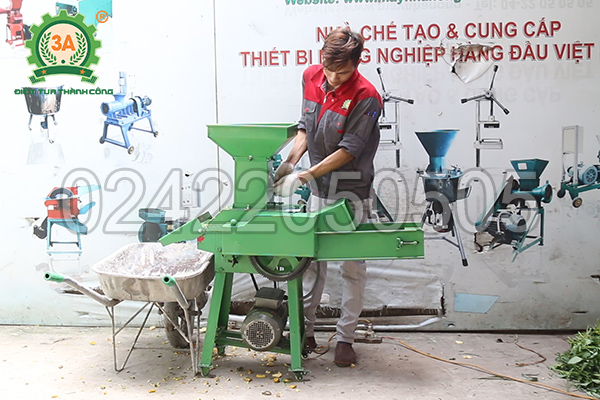 Kỹ thuật viên sử dụng máy băm cỏ, băm rau củ 3A3Kw