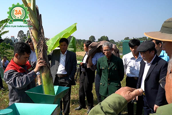 Kỹ thuật viên 3A đang trình diễn máy nông nghiệp 3A với bà con nông dân Thanh Hóa