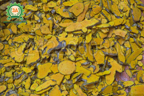 Cắt lát củ gừng và củ nghệ