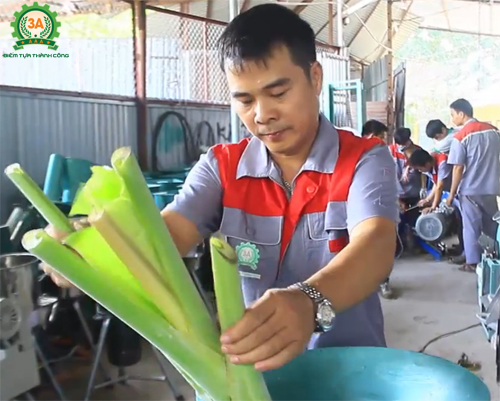anh Nguyễn Hải Châu với máy băm nghiền đa năng năng