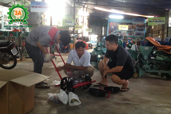 Anh Tuyên trong khi chờ kỹ thuật viên của công ty lắp ráp dụng cụ gieo hạt hai hàng 3A