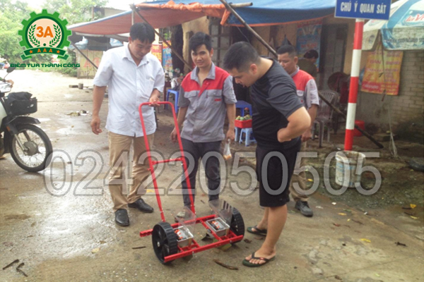 Anh Tuyên dùng thử dụng cụ gieo hạt hai hàng 3A