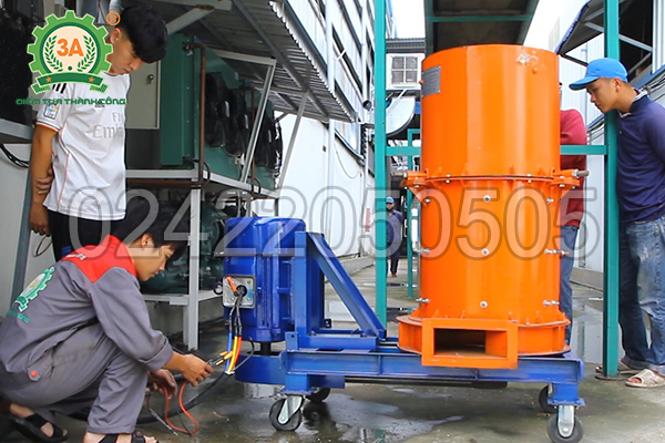Kỹ thuật viên 3A lắp đặt máy nghiền rác hữu cơ 3A11Kw tại Công ty BSB