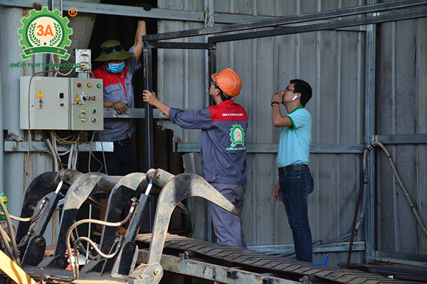 Kỹ thuật viên 3A tiến hành lắp đặt máy sấy mùn cưa