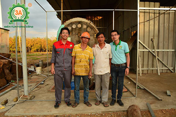 Anh Đạt và đại diện Công ty CPĐT Tuấn Tú