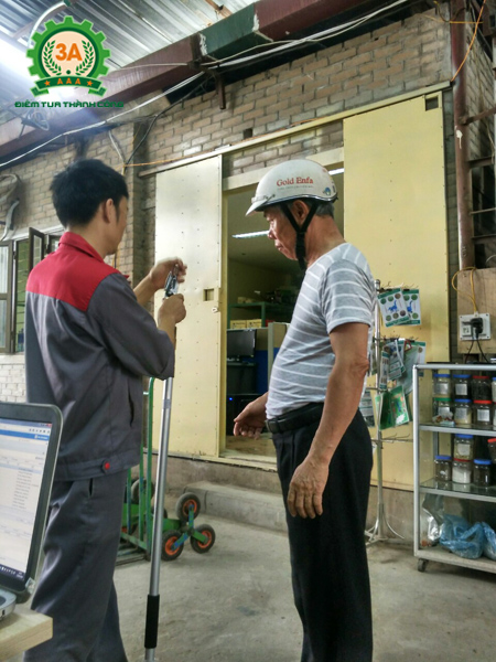 Kỹ thuật viên tư vấn cho bác Tuấn về sản phẩm kéo cắt cành trên cao 3A4M