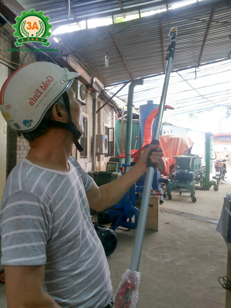 Bác Tuấn thích thú khi sử dụng kéo cắt cành trên cao 3A4M