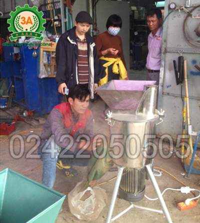 Kỹ thuật viên của Công ty chạy thử máy băm nghiền đa năng 3A inox cho vợ chồng chị Thư