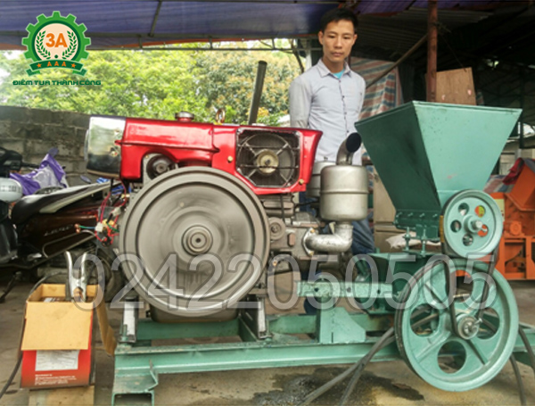 Anh Giang bên cạnh máy ép cám nổi 3A11Kw đã được lắp đầu nổ