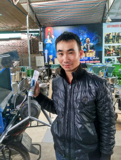 Anh Thu bên cạnh 2 chiếc máy đã được đóng gói lên xe để đi về Hải Phòng