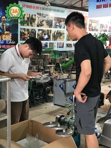 Anh Quân đến công ty CPĐT Tuấn Tú chạy thử máy băm sả, ớt, hành, tỏi 3A