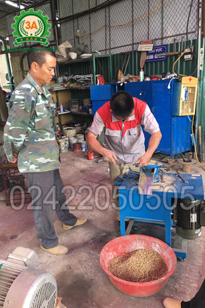 Chú Tình lựa chọn chiếc máy ép cám viên trục đứng 3A3Kw