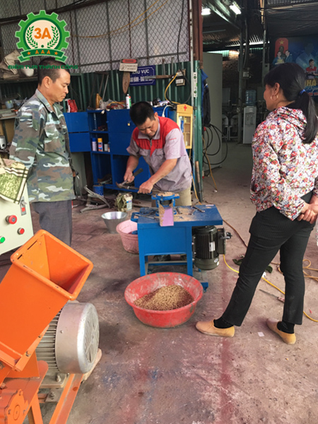 Chú Thình và cô Thư theo dõi quá trình vận hành máy ép cám viên trục đứng 3A3Kw