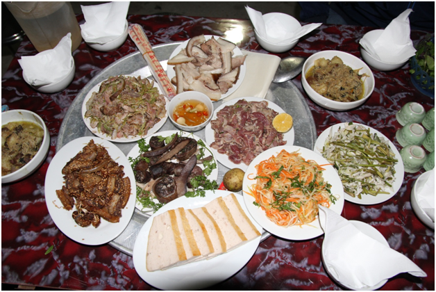 Bữa cơm tại công ty Hưng Thịnh