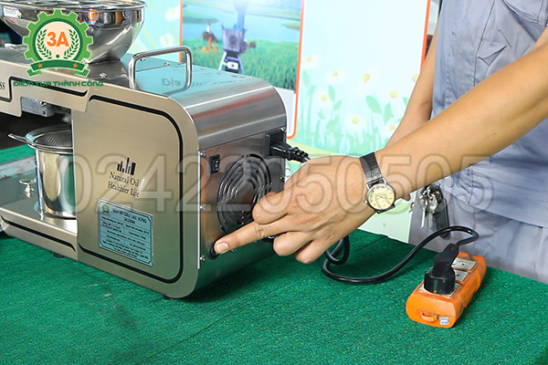 Cách làm dầu lạc (09)