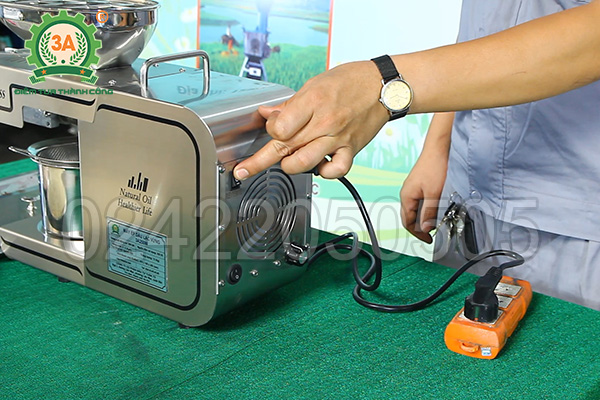 Cách làm dầu lạc (11)