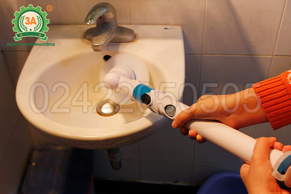 Dễ dàng cọ sạch các ngóc ngách trên bồn rửa mặt