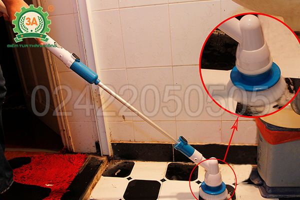 Sau khi lắp phần cán nối dài, chổi cọ vệ sinh đa năng 3A có chiều dài tương đương cây lau nhà thông thường