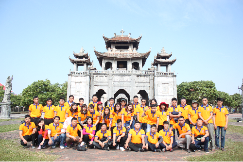 Chụp hình lưu niệm tại khuôn viên nhà thờ