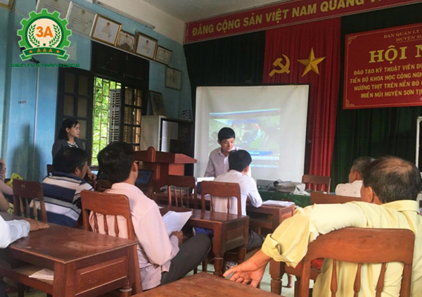 Bà con chăm chú theo dõi thông tin về chiếc chế biến thức ăn chăn nuôi 3A2,2Kw