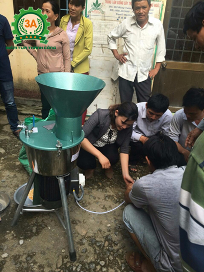 Bà con tỏ ra thích thú khi được hướng dẫn sử dụng máy chế biến thức ăn chăn nuôi 3A2,2Kw