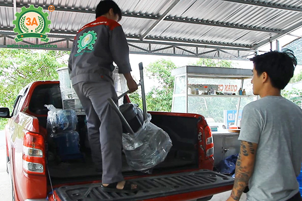 Kỹ thuật viên 3A bàn giao dây chuyền chế biến thức ăn cho gà chọi tại nhà anh Hưng