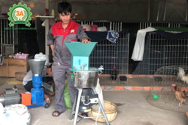 Sử dụng máy băm nghiền đa năng 3A2,2Kw để nghiền ngũ cốc cho gà chọi