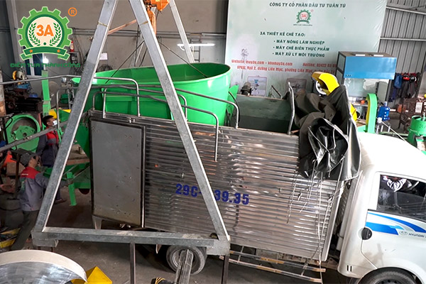 Mô hình nuôi bò sinh sản và bò giống ứng dụng dây chuyền chế biến thức ăn gia súc 3A (03)