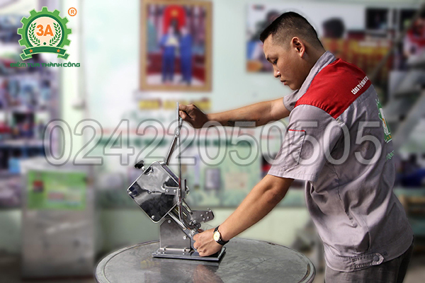 Kỹ thuật viên 3A sử dụng Dụng cụ kẹp đầu xúc xích 3A (dập 1 ghim)