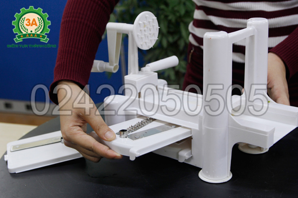 Trên khung Dụng cụ thái sợi rau củ quả 3A có vị trí cất giữ khuôn dao
