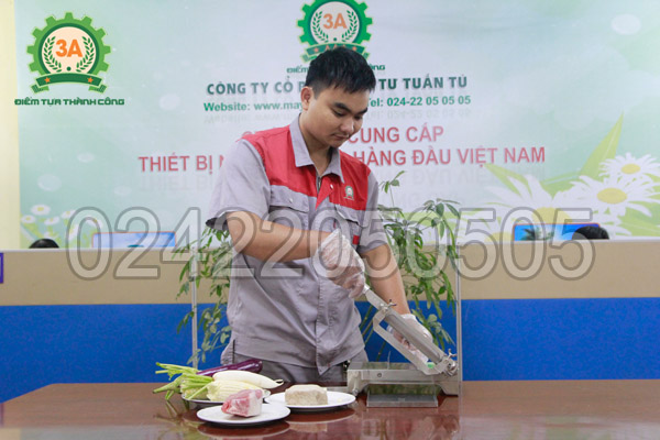 Kỹ thuật viên Công ty CPĐT Tuấn Tú đang thử nghiệm dụng cụ thái thịt đông lạnh 3A