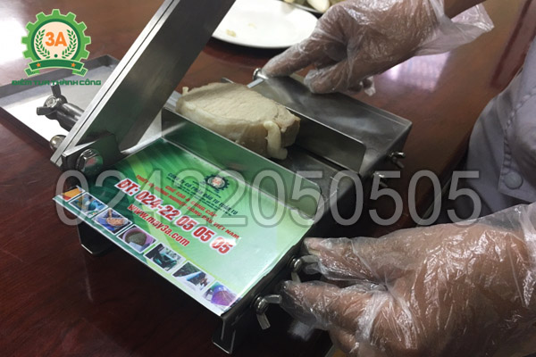 Dụng cụ thái thịt đông lạnh 3A có 2 tấm ngăn giúp cố định nguyên liệu dễ dàng