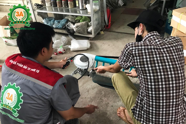 Anh Vũ Chí Công quyết định áp dụng hái chè bằng máy