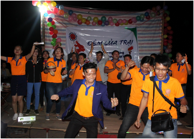 Tất cả cùng hòa theo bản nhạc sôi động.