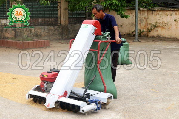 Chú Hùng điều khiển chiếc máy hút thóc đóng bao 3A