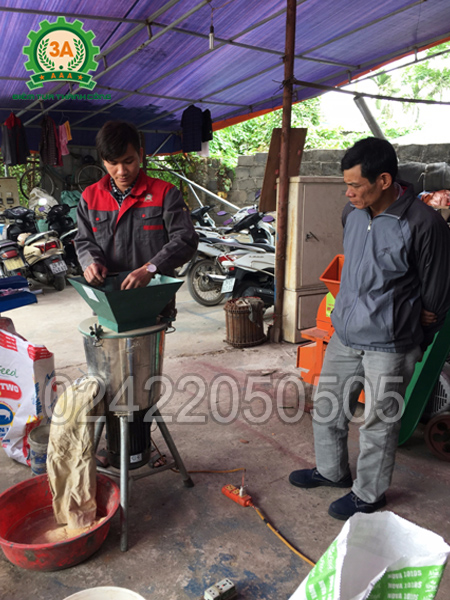 Kỹ thuật viên chạy thử chiếc máy băm nghiền đa năng 3A2,2Kw