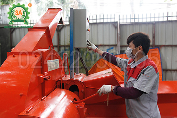 Kỹ thuật viên đang điều chỉnh cần tốc độ cho băng tải Máy băm cỏ công nghiệp 3A 9RC-130