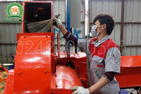 Kỹ thuật viên làm vệ sinh Máy băm cỏ công nghiệp 3A 9RC-130