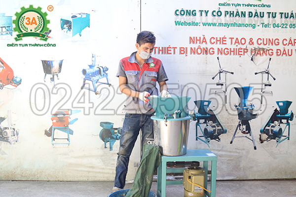 Kỹ thuật viên và Máy băm nghiền đa năng 3A2,2Kw (Phễu vuông - Động cơ rời)