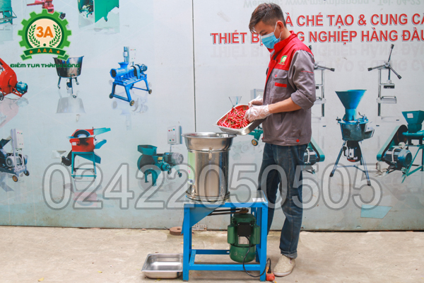 Kỹ thuật viên sử dụng Máy băm sả, ớt, hành, tỏi 3A2,2Kw