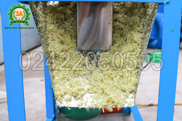 Cửa ra sản phẩm của máy băm sả, ớt, hành, tỏi 3A2,2Kw