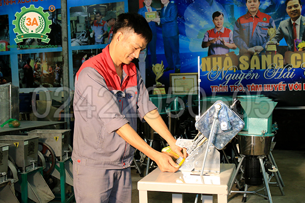 Máy buộc đầu xúc xích 3A (06)