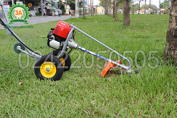 Máy cắt cỏ đẩy tay 3A có 2 bánh xe chính và 1 bánh phụ