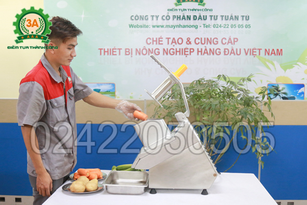 Kỹ thuật viên sử dụng Máy cắt hạt lựu 3A