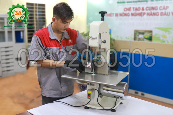 Kỹ thuật viên sử dụng Máy cưa xương 3A1,1Kw