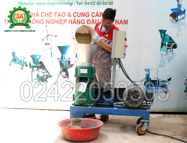 Kỹ thuật viên sử dụng Máy ép cám viên trục đứng 3A7,5Kw