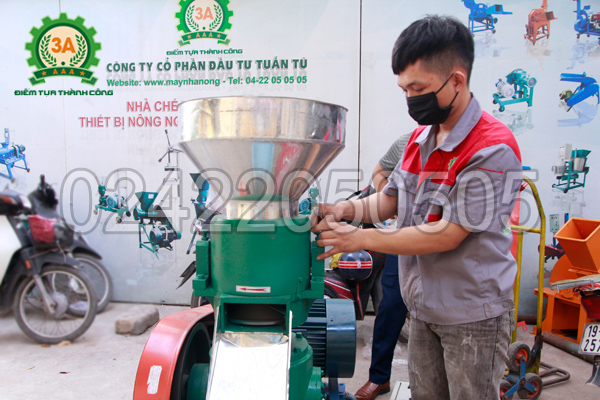 Kỹ thuật viên và Máy ép cám viên trục đứng 3A22Kw