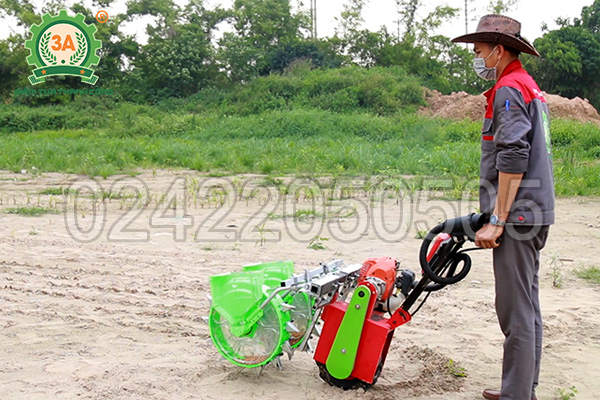 Kỹ thuật viên sử dụng máy gieo hạt đa năng 3A
