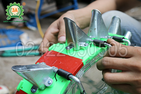 Điều chỉnh khoảng cách giữa các răng gieo của máy gieo hạt đa năng 3A